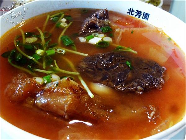 北芳園牛肉麵┃台北牛肉麵。捷運市政府3號出口。擁有10年歷史的北車分店