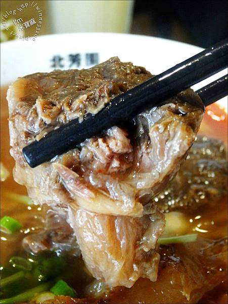 北芳園牛肉麵┃台北牛肉麵。捷運市政府3號出口。擁有10年歷史的北車分店