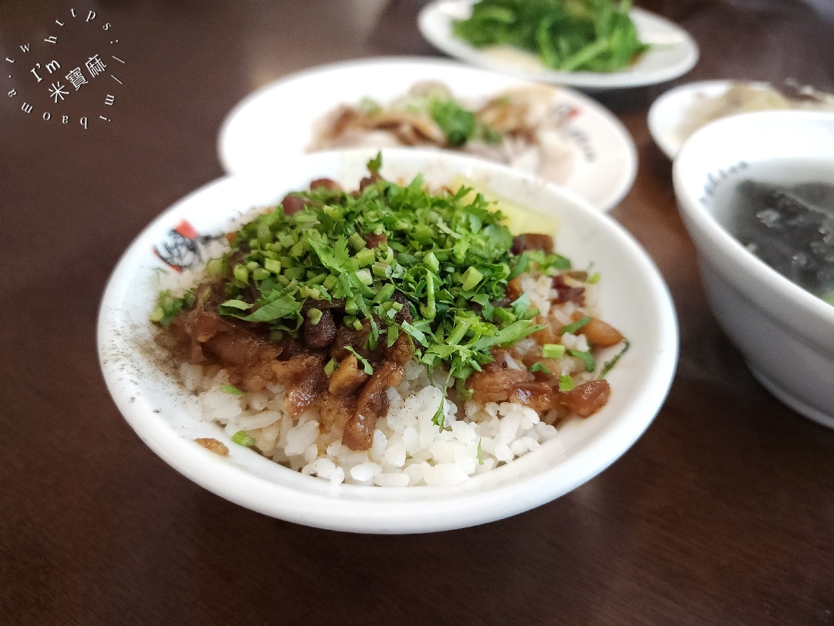 台灣魯肉飯｜板橋美食，魯肉飯配滷菜小吃，在地人也會吃的古早味