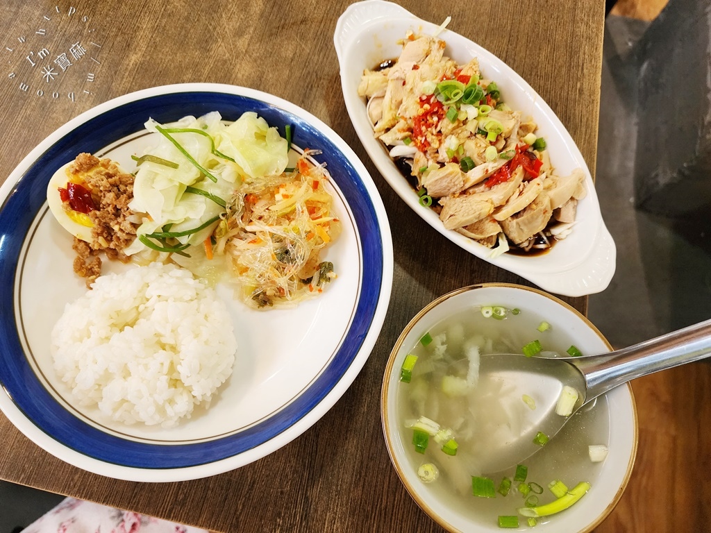 遊松林雲南泰國小館┃板橋美食。外帶價格更優惠的雲南美食，打拋豬份量像山一樣，內用飲料湯無可續