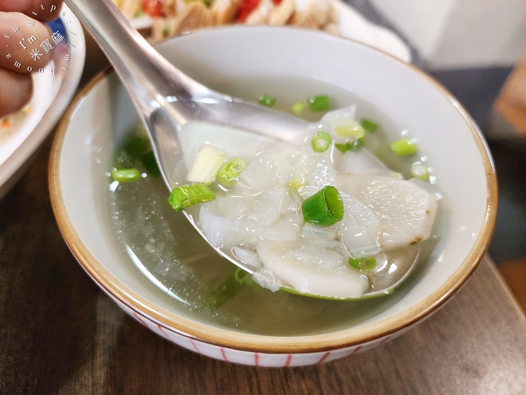 遊松林雲南泰國小館┃板橋美食。外帶價格更優惠的雲南美食，打拋豬份量像山一樣，內用飲料湯無可續