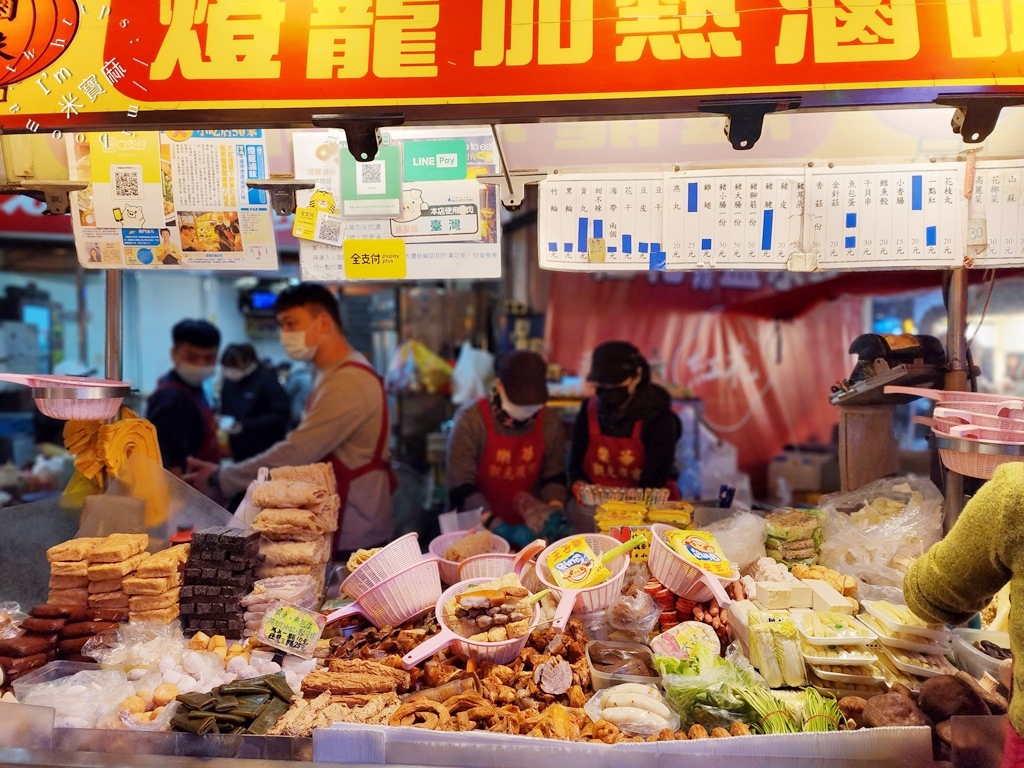 燈籠加熱滷味┃永和樂華夜市美食。多食材選擇，加辣更夠味!冷的熱的都好吃!