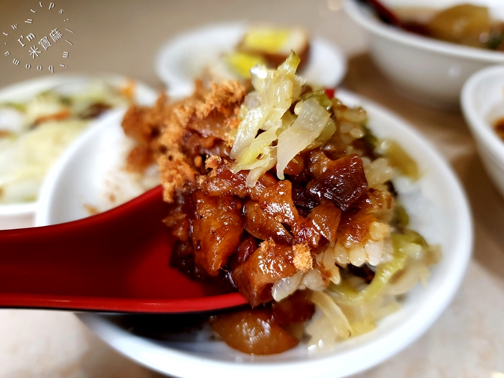 下港排骨酥湯┃永和樂華夜市美食。2千評價4.2星，超人氣排隊米糕排骨酥，用餐時段就是滿座