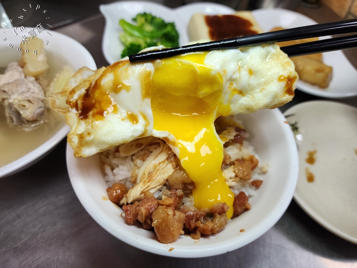 梁記嘉義雞肉飯┃台北美食。開業近50年的超人氣雞肉飯、內用套餐選擇，再加碗湯就滿足