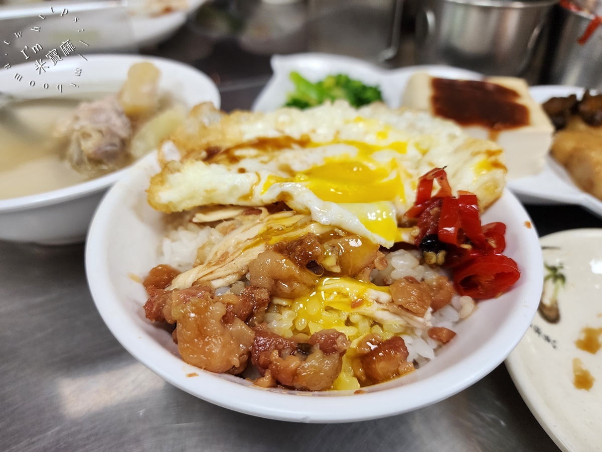 梁記嘉義雞肉飯┃台北美食。開業近50年的超人氣雞肉飯、內用套餐選擇，再加碗湯就滿足