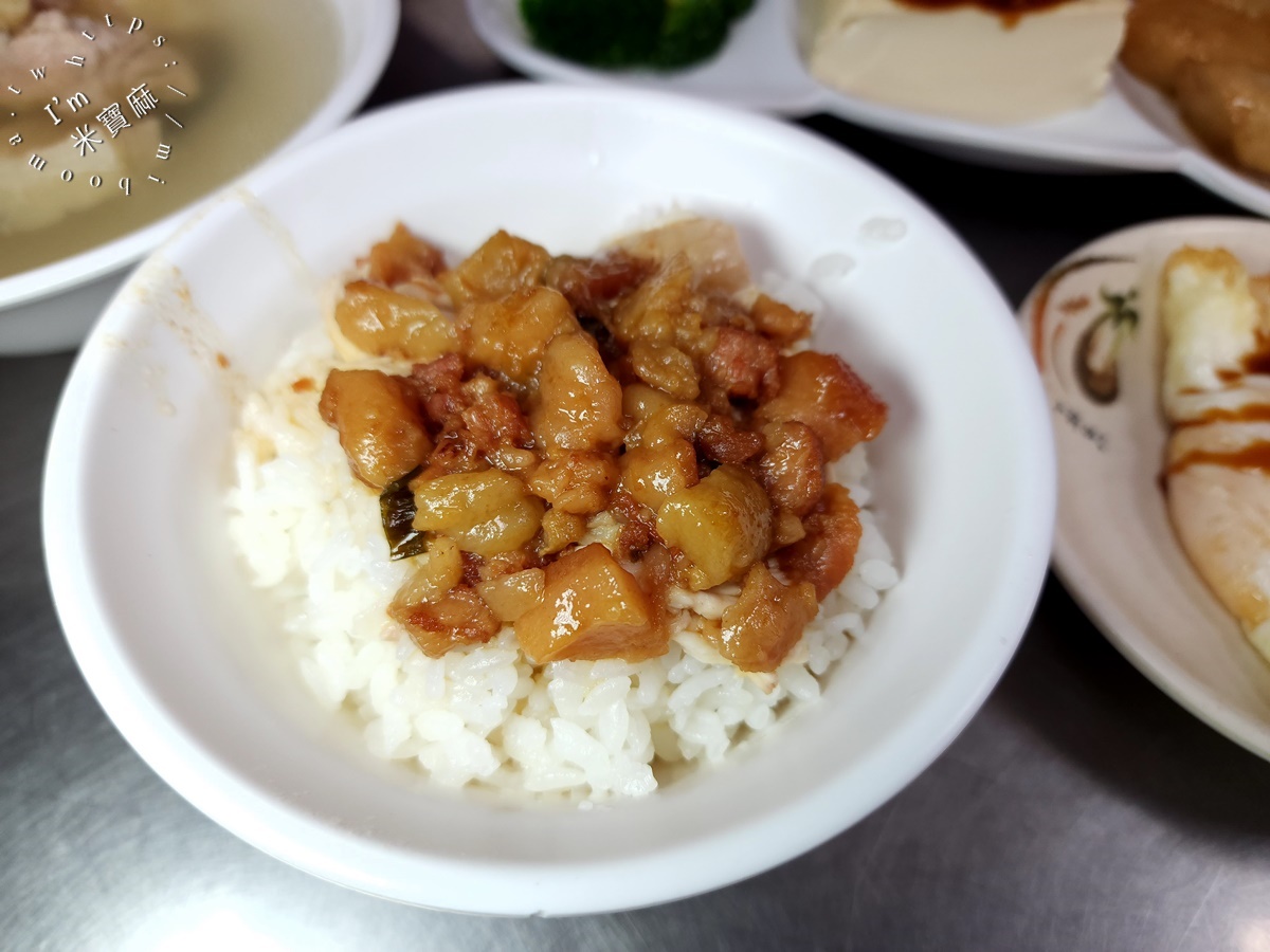 梁記嘉義雞肉飯┃台北美食。開業近50年的超人氣雞肉飯、內用套餐選擇，再加碗湯就滿足