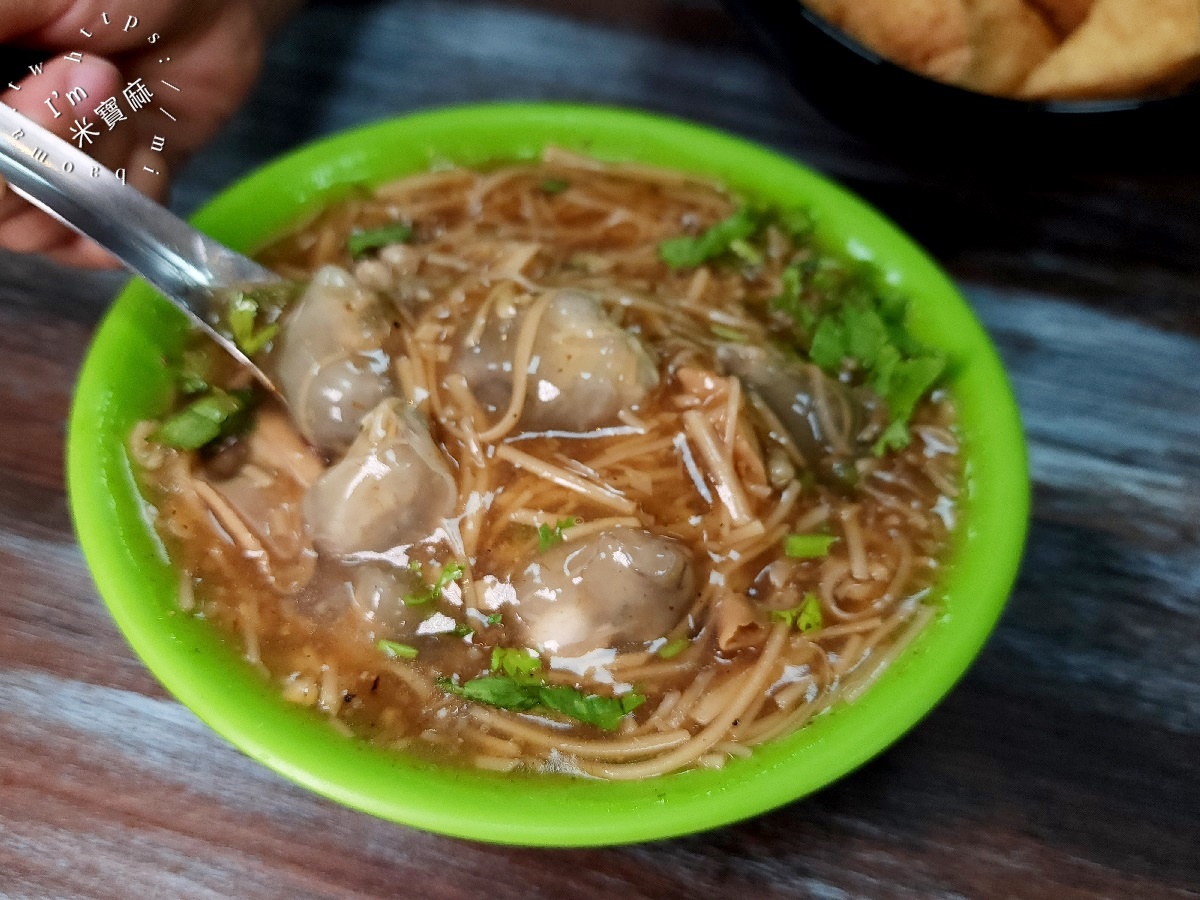 黃家大腸蚵仔麵線┃興南夜市美食。酥香臭豆腐加上麵線就是剛剛好一套，加辣更是夠味好吃