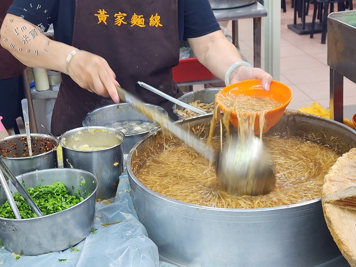 黃家大腸蚵仔麵線┃興南夜市美食。酥香臭豆腐加上麵線就是剛剛好一套，加辣更是夠味好吃