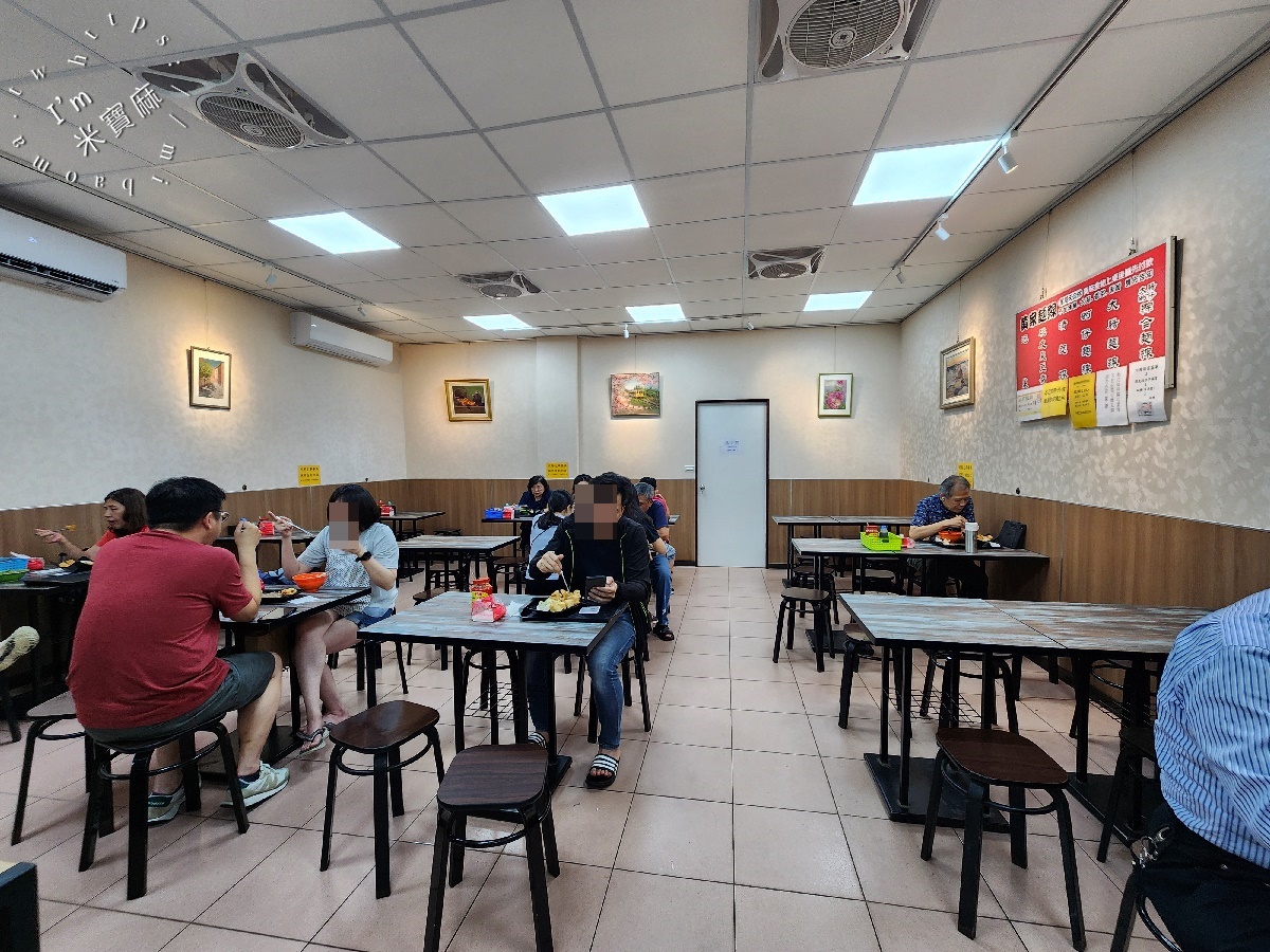 黃家大腸蚵仔麵線┃興南夜市美食。酥香臭豆腐加上麵線就是剛剛好一套，加辣更是夠味好吃