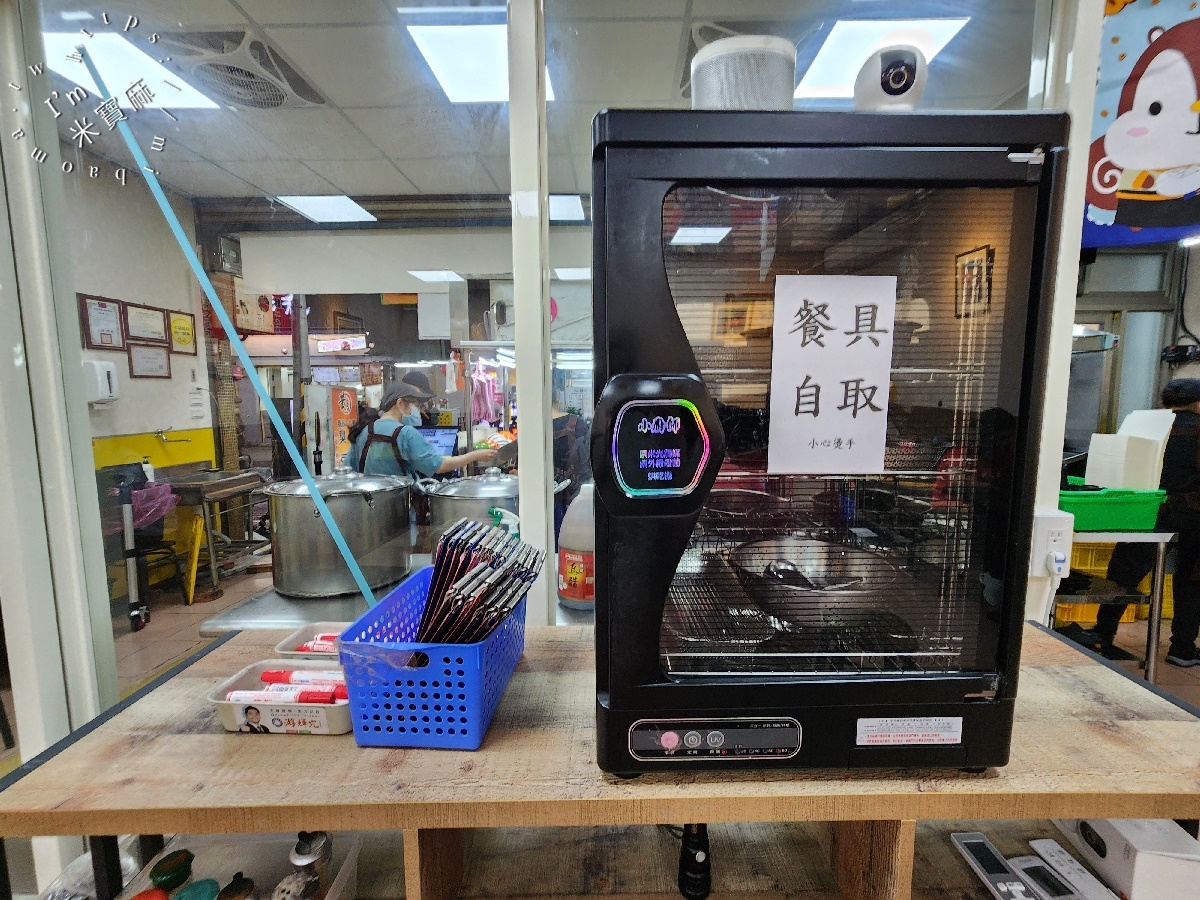 黃家大腸蚵仔麵線┃興南夜市美食。酥香臭豆腐加上麵線就是剛剛好一套，加辣更是夠味好吃