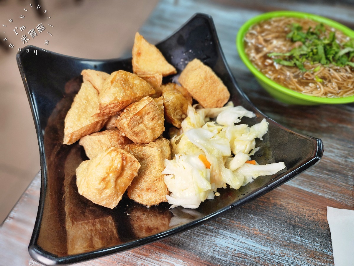 黃家大腸蚵仔麵線┃興南夜市美食。酥香臭豆腐加上麵線就是剛剛好一套，加辣更是夠味好吃