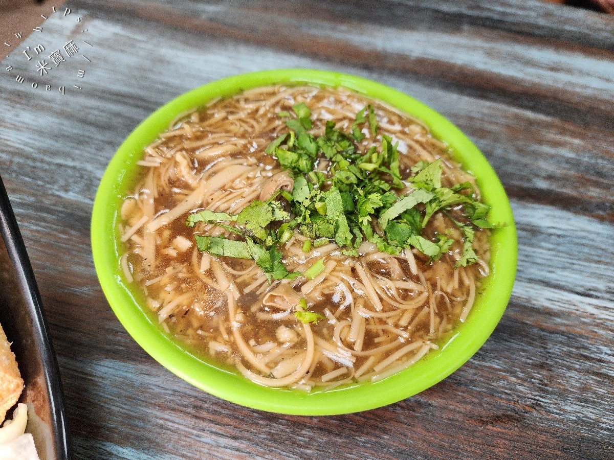 黃家大腸蚵仔麵線┃興南夜市美食。酥香臭豆腐加上麵線就是剛剛好一套，加辣更是夠味好吃