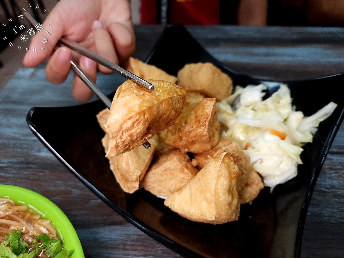 黃家大腸蚵仔麵線┃興南夜市美食。酥香臭豆腐加上麵線就是剛剛好一套，加辣更是夠味好吃