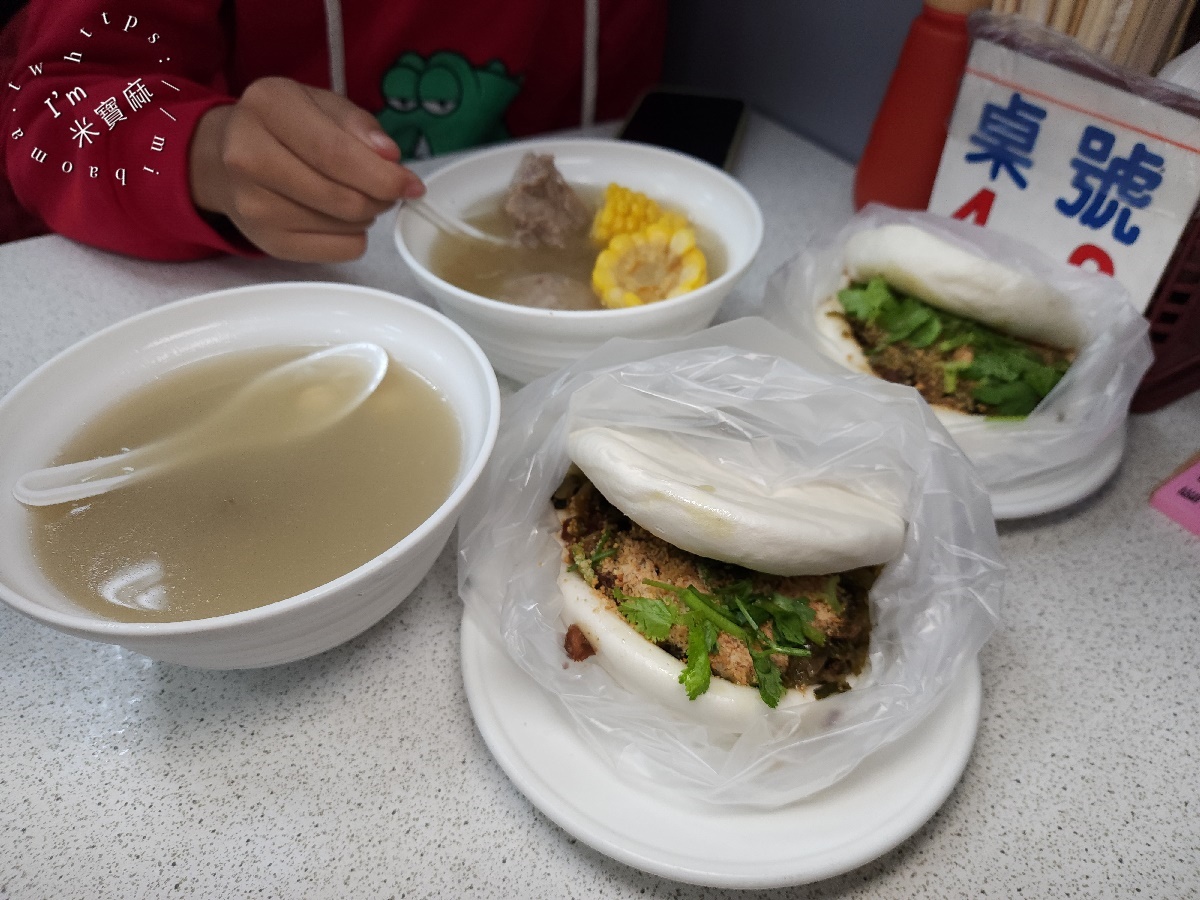 藍家割包｜公館美食，米其林必比登推薦，台大週邊必吃銷魂割包與暖胃四神湯！