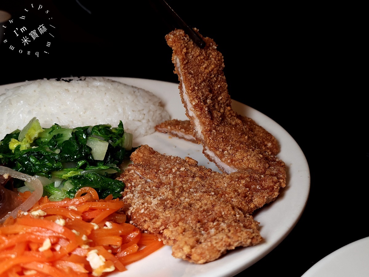 八里亭麵館┃永和美食。激推必吃香酥排骨及椒麻雞，還有各式麵食及小菜，內用茶品熱湯無限續