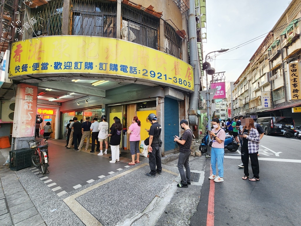香港陳記燒臘快餐┃永和燒臘便當。一營業就是直接排到巷內!份量超給力，配菜還能選四種