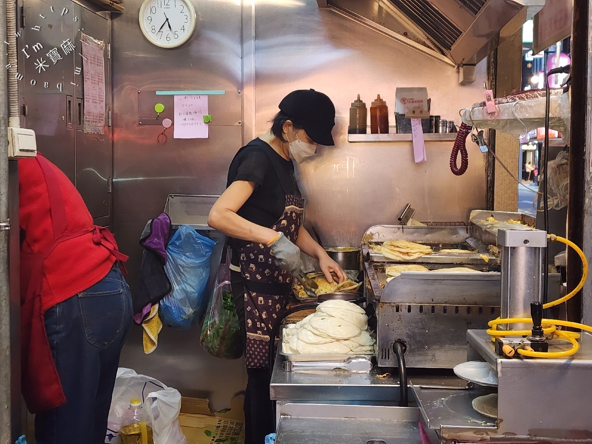 天津蔥抓餅┃永康街美食。只賣八種口味蔥抓餅，人潮絡澤不絕，熱熱的吃真的是太過癮