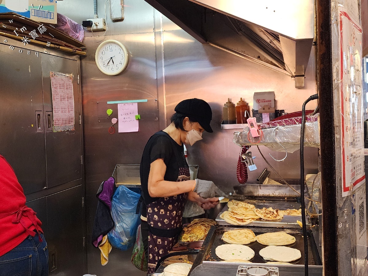 天津蔥抓餅┃永康街美食。只賣八種口味蔥抓餅，人潮絡澤不絕，熱熱的吃真的是太過癮