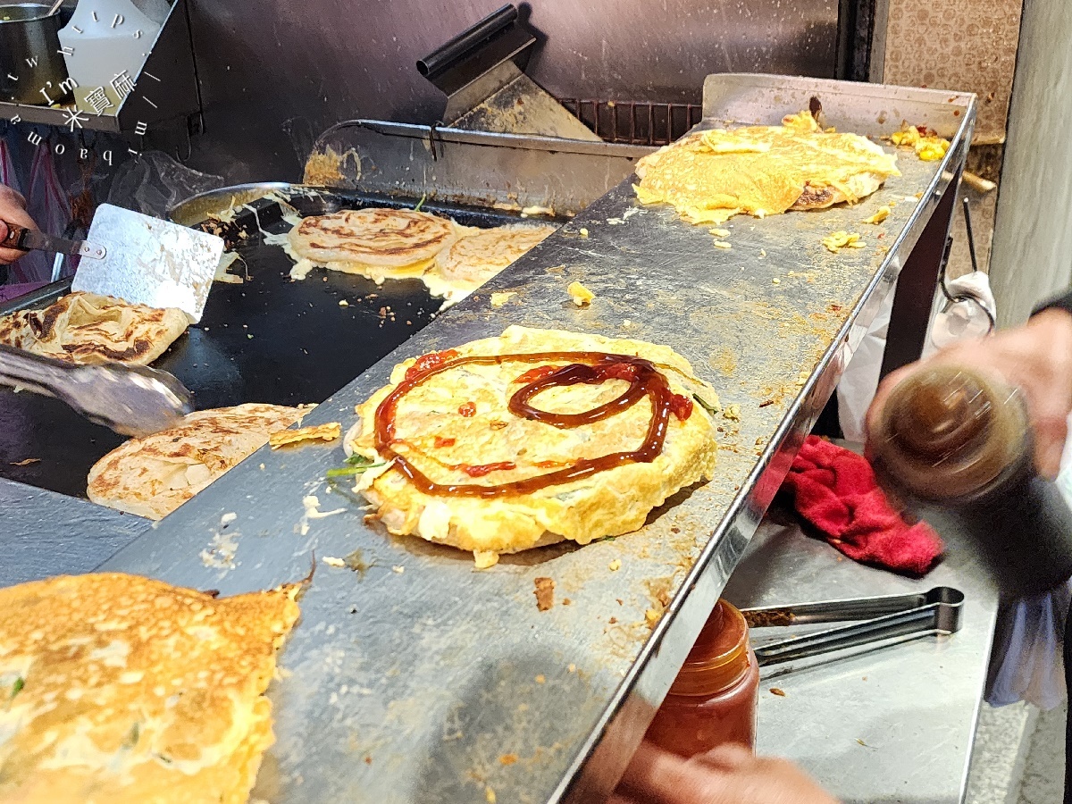 天津蔥抓餅┃永康街美食。只賣八種口味蔥抓餅，人潮絡澤不絕，熱熱的吃真的是太過癮