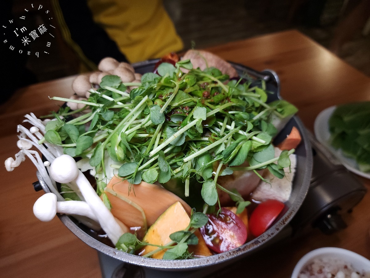 原粹蔬食作|新店美食,純素漢堡、鍋物、燉飯,健康美味不踩雷! 原粹蔬食作|新店美食,純素漢堡、鍋物、燉飯,健康美味不踩雷!