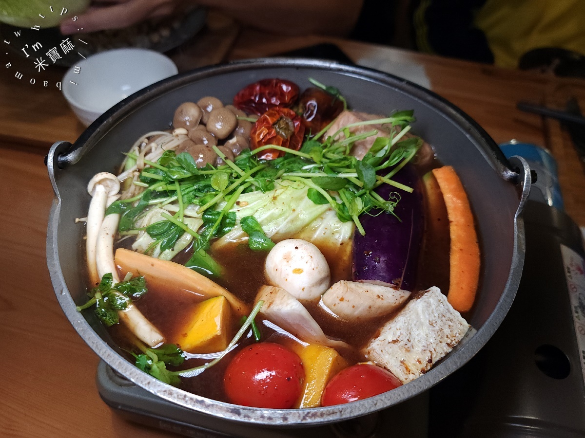 原粹蔬食作｜新店美食，純素漢堡、鍋物、燉飯，健康美味不踩雷！