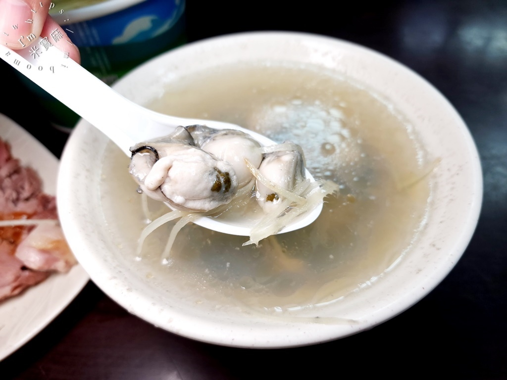 阿東虱目魚豬腳飯┃中和美食。腿庫帶膠質有夠嫰、虱目魚新鮮不帶刺，還有排骨飯一定要點