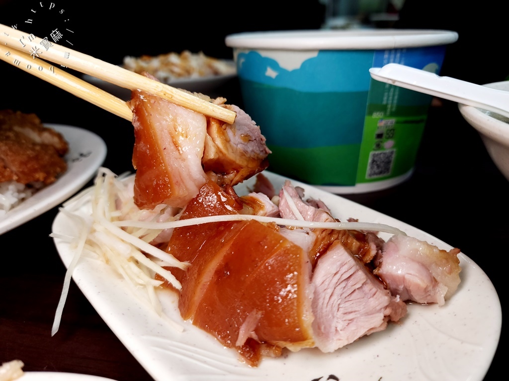 阿東虱目魚豬腳飯┃中和美食。腿庫帶膠質有夠嫰、虱目魚新鮮不帶刺，還有排骨飯一定要點