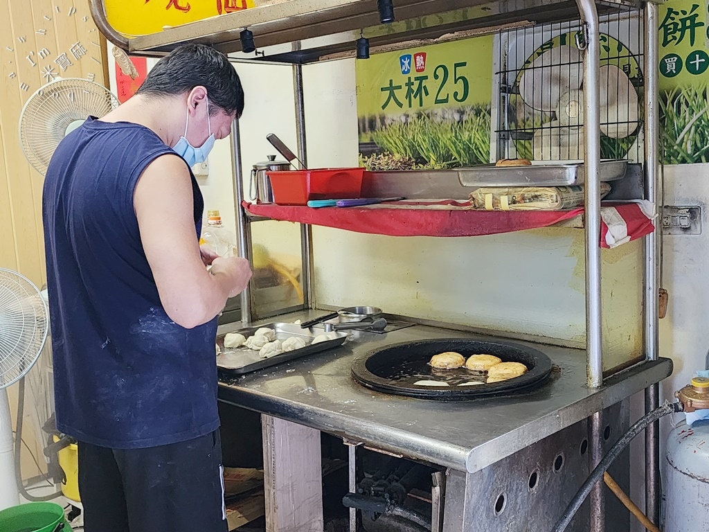 四號公園芝麻蔥油餅&蘿蔔絲肉餅┃四號公園美食。銅板價下午茶正餐都方便，每次經過必排隊