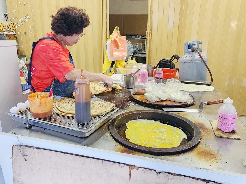 四號公園芝麻蔥油餅&蘿蔔絲肉餅┃四號公園美食。銅板價下午茶正餐都方便，每次經過必排隊