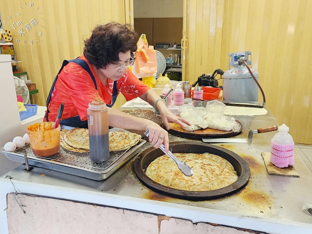 四號公園芝麻蔥油餅&蘿蔔絲肉餅┃四號公園美食。銅板價下午茶正餐都方便，每次經過必排隊