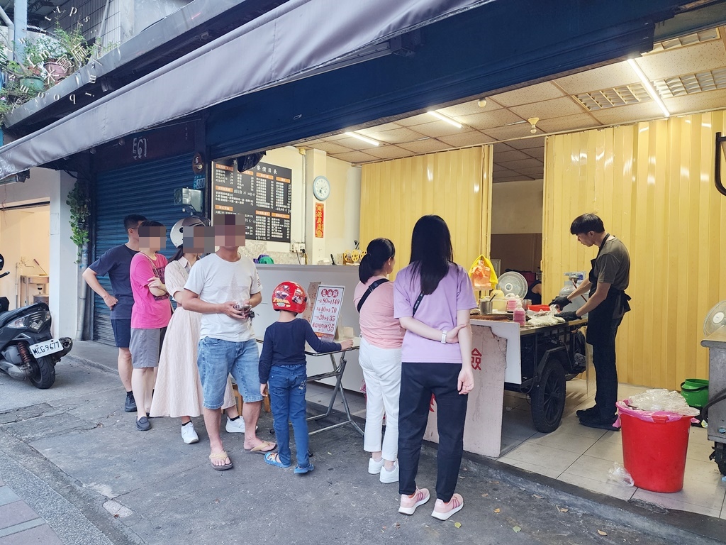 四號公園芝麻蔥油餅&蘿蔔絲肉餅┃四號公園美食。銅板價下午茶正餐都方便，每次經過必排隊