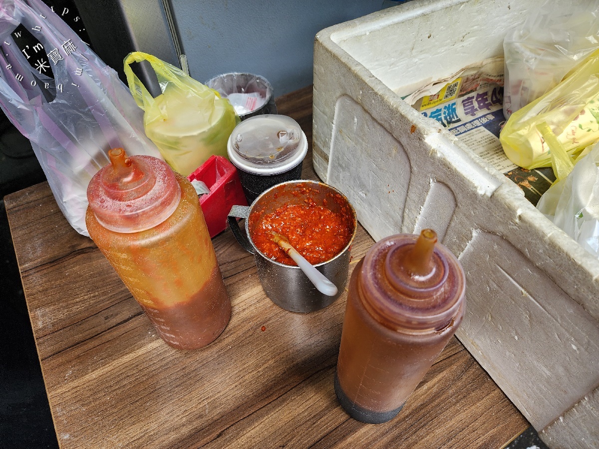 早安蔥油餅┃四號公園美食。招牌蔥油餅酥香千層口感一吃愛上，爆汁黑豬肉餡餅一定要吃