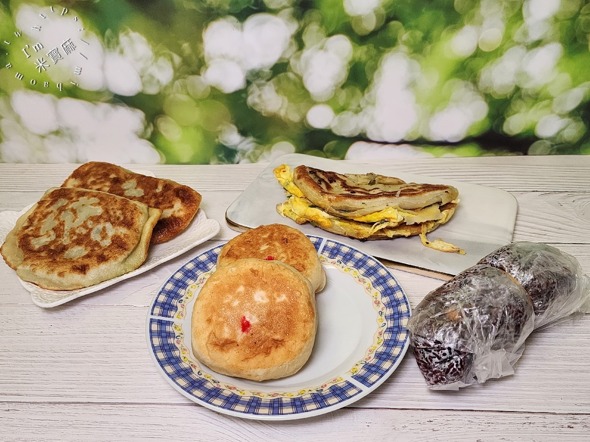 早安蔥油餅┃四號公園美食。招牌蔥油餅酥香千層口感一吃愛上，爆汁黑豬肉餡餅一定要吃