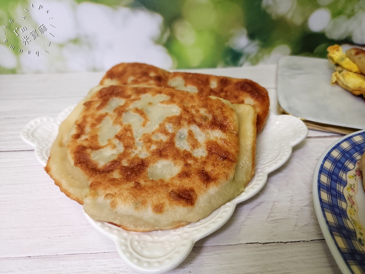 早安蔥油餅┃四號公園美食。招牌蔥油餅酥香千層口感一吃愛上，爆汁黑豬肉餡餅一定要吃