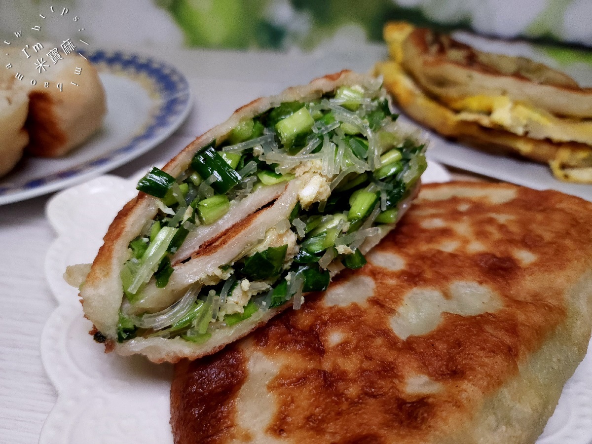 早安蔥油餅┃四號公園美食。招牌蔥油餅酥香千層口感一吃愛上，爆汁黑豬肉餡餅一定要吃