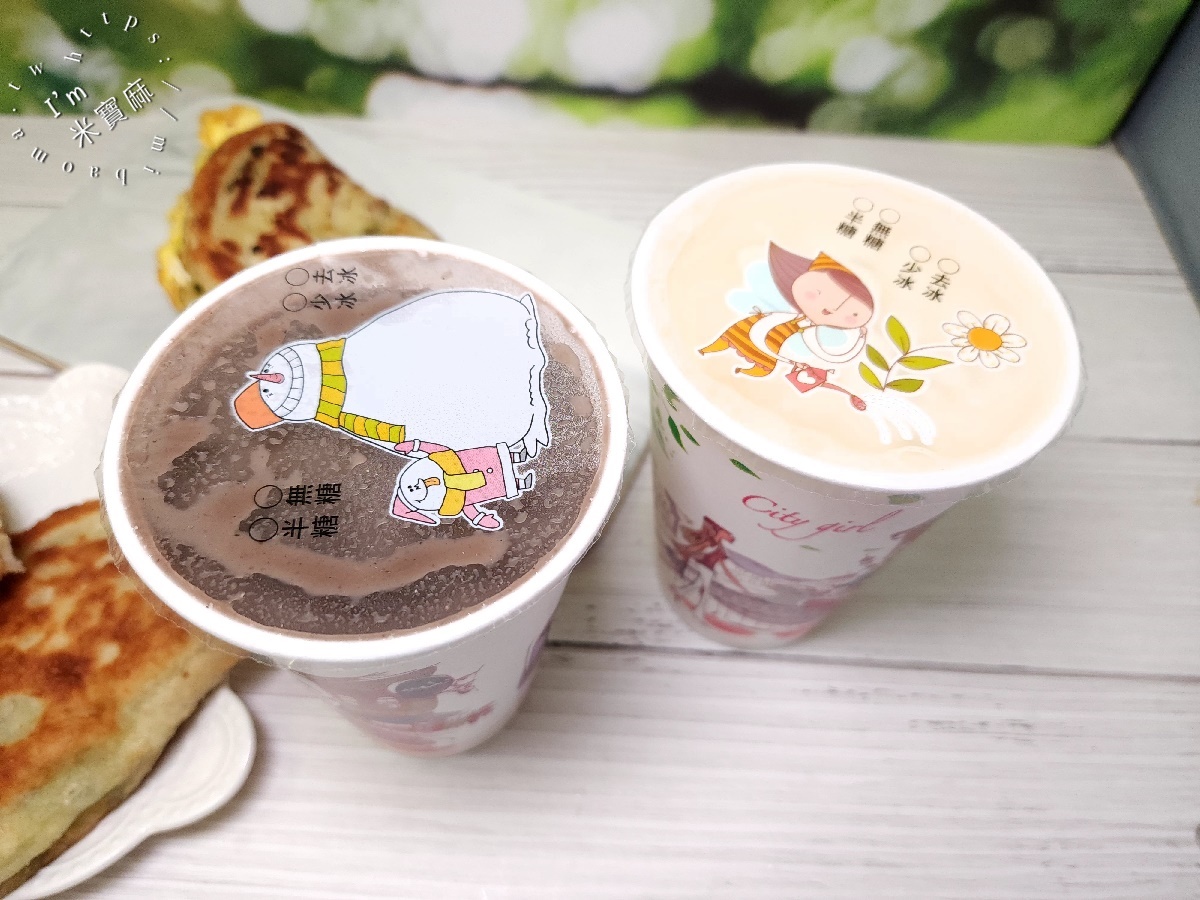 早安蔥油餅┃四號公園美食。招牌蔥油餅酥香千層口感一吃愛上，爆汁黑豬肉餡餅一定要吃