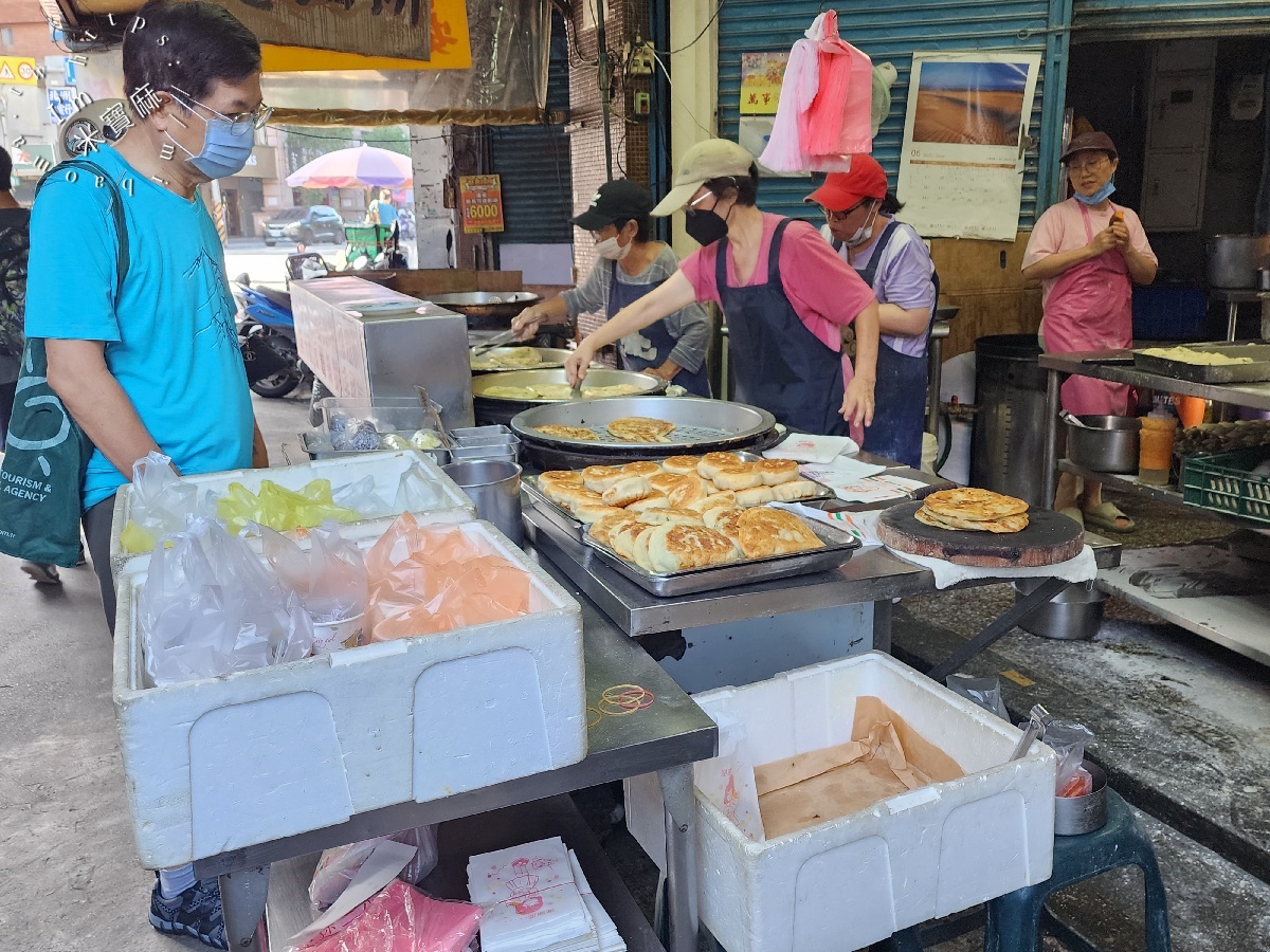 早安蔥油餅┃四號公園美食。招牌蔥油餅酥香千層口感一吃愛上，爆汁黑豬肉餡餅一定要吃