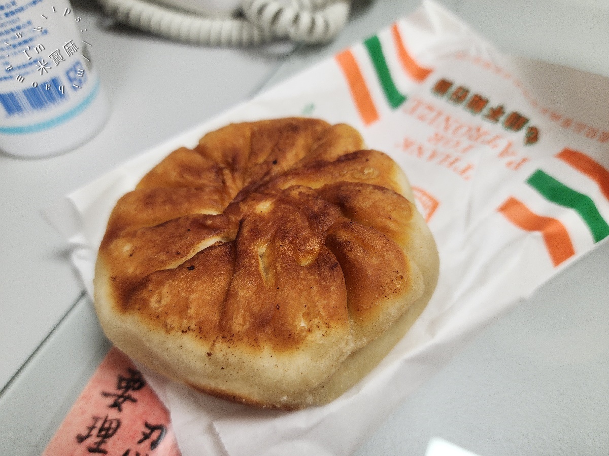 早安蔥油餅┃四號公園美食。招牌蔥油餅酥香千層口感一吃愛上，爆汁黑豬肉餡餅一定要吃