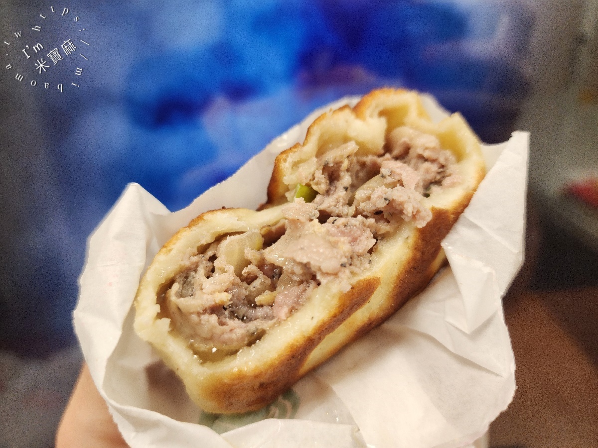 早安蔥油餅┃四號公園美食。招牌蔥油餅酥香千層口感一吃愛上，爆汁黑豬肉餡餅一定要吃