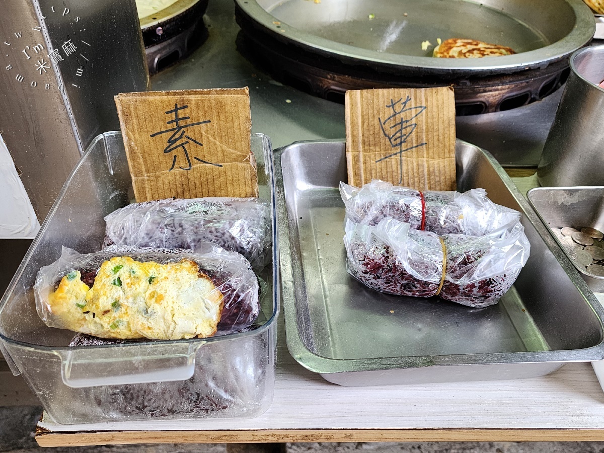 早安蔥油餅┃四號公園美食。招牌蔥油餅酥香千層口感一吃愛上，爆汁黑豬肉餡餅一定要吃