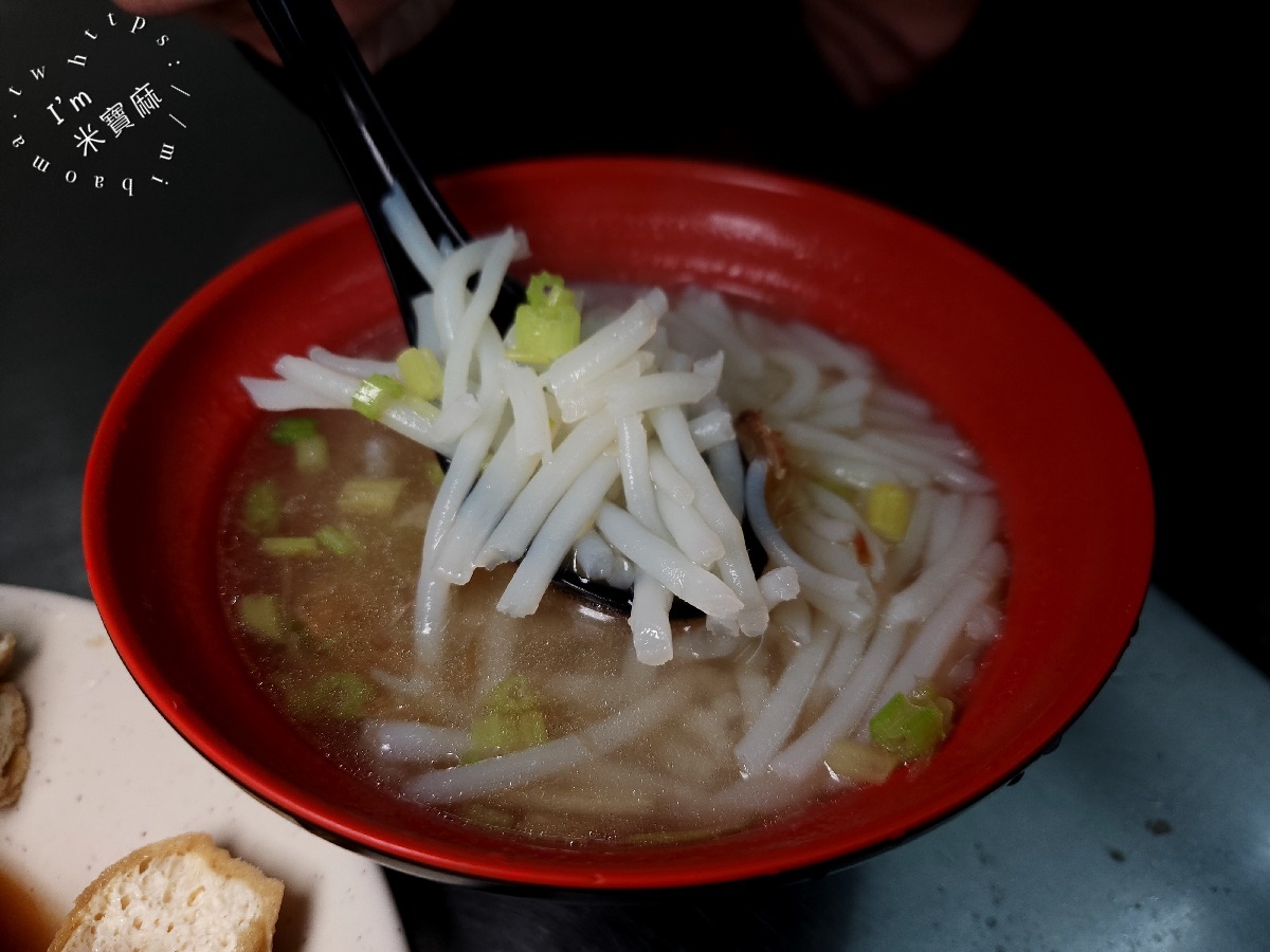 阿美臭豆腐┃興南夜市美食。在地巷弄人氣美食，帶果香泡菜清甜帶脆，搭配臭豆腐很不錯!米粉湯也別錯過