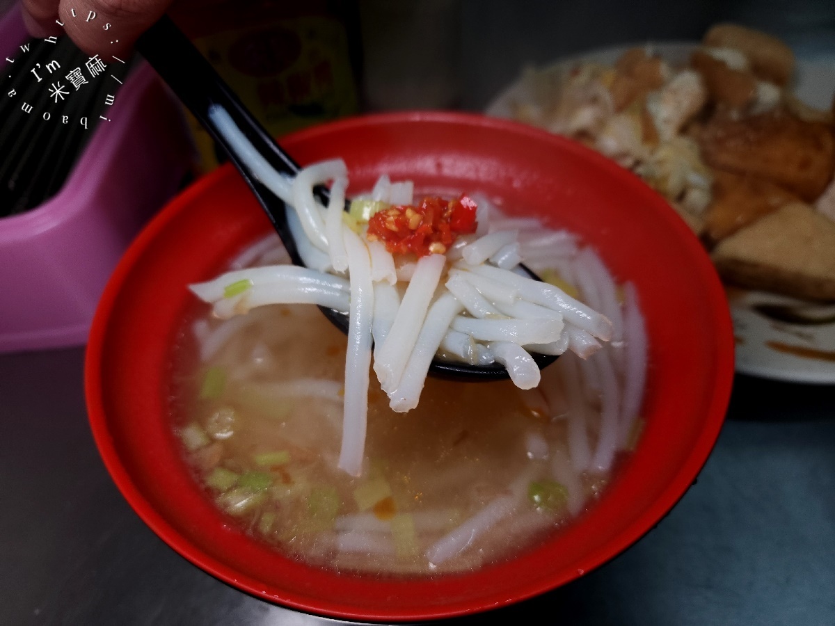 阿美臭豆腐┃興南夜市美食。在地巷弄人氣美食，帶果香泡菜清甜帶脆，搭配臭豆腐很不錯!米粉湯也別錯過