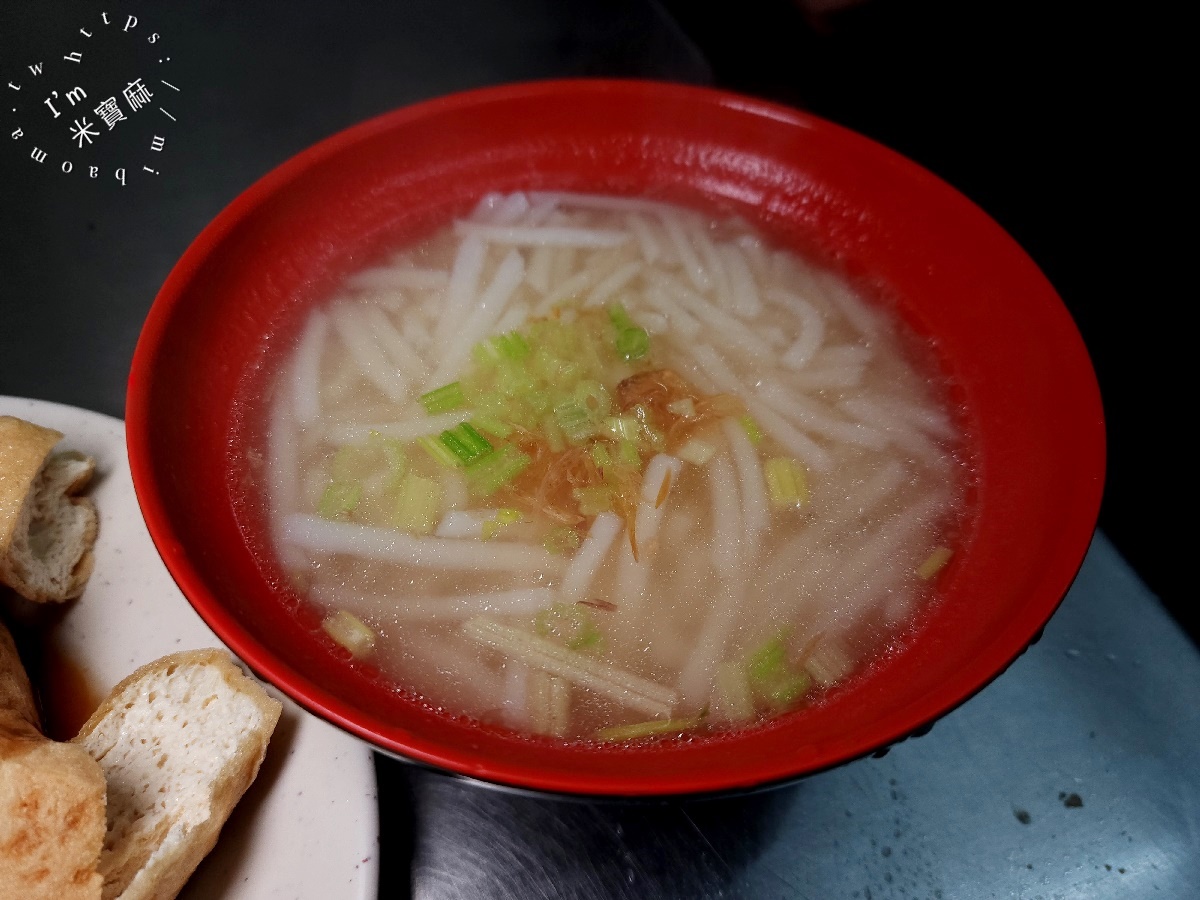 阿美臭豆腐┃興南夜市美食。在地巷弄人氣美食，帶果香泡菜清甜帶脆，搭配臭豆腐很不錯!米粉湯也別錯過