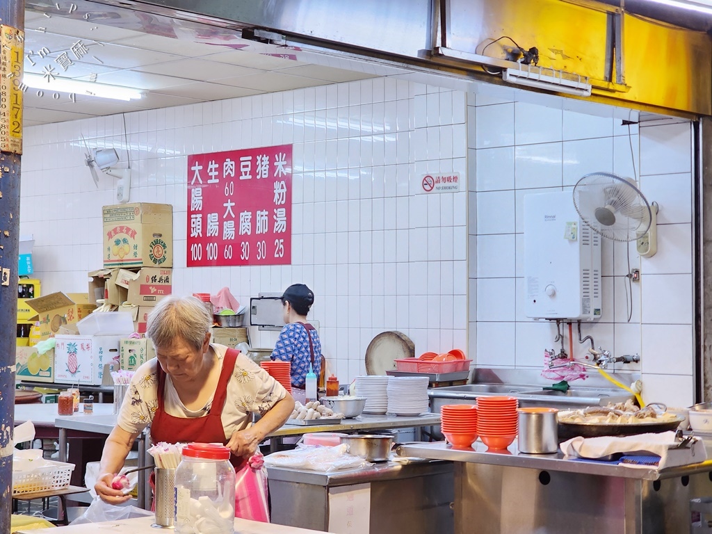 勇伯米粉湯┃新店光明街美食。甜頭清甜、傳統小吃簡單好滋味