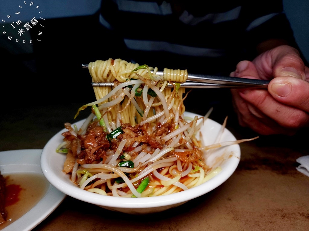 客來常雞肉飯┃中和美食。在地激推小吃，雞肉飯招牌必點，湯頭帶鮮、麵食也很可以