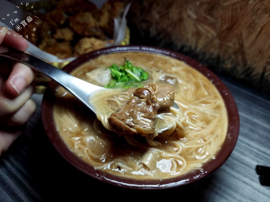 炸糊 手作麵線秘汁雞排┃中和美食。雞排酥香內嫰多汁好好吃，麵線加辣更夠味，還有涼飲選擇