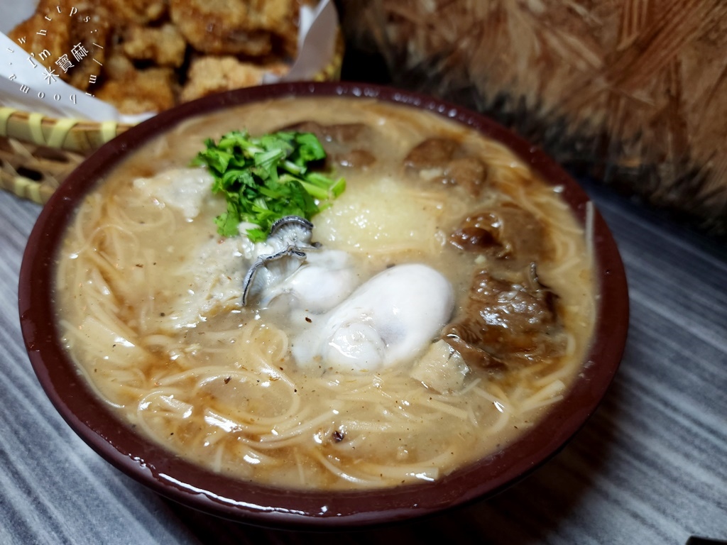 炸糊 手作麵線秘汁雞排┃中和美食。雞排酥香內嫰多汁好好吃，麵線加辣更夠味，還有涼飲選擇