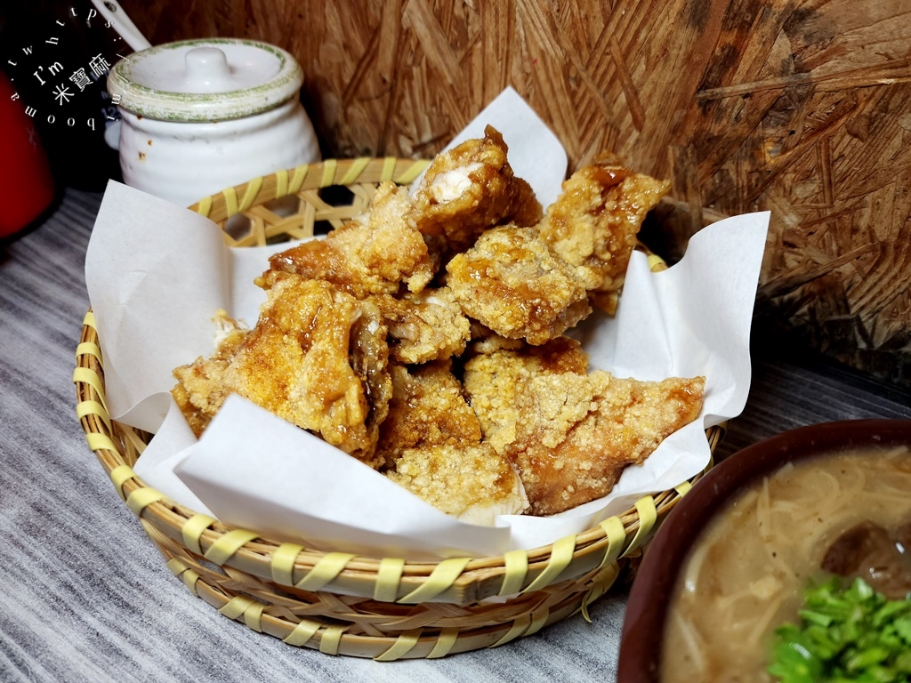 炸糊 手作麵線秘汁雞排┃中和美食。雞排酥香內嫰多汁好好吃，麵線加辣更夠味，還有涼飲選擇