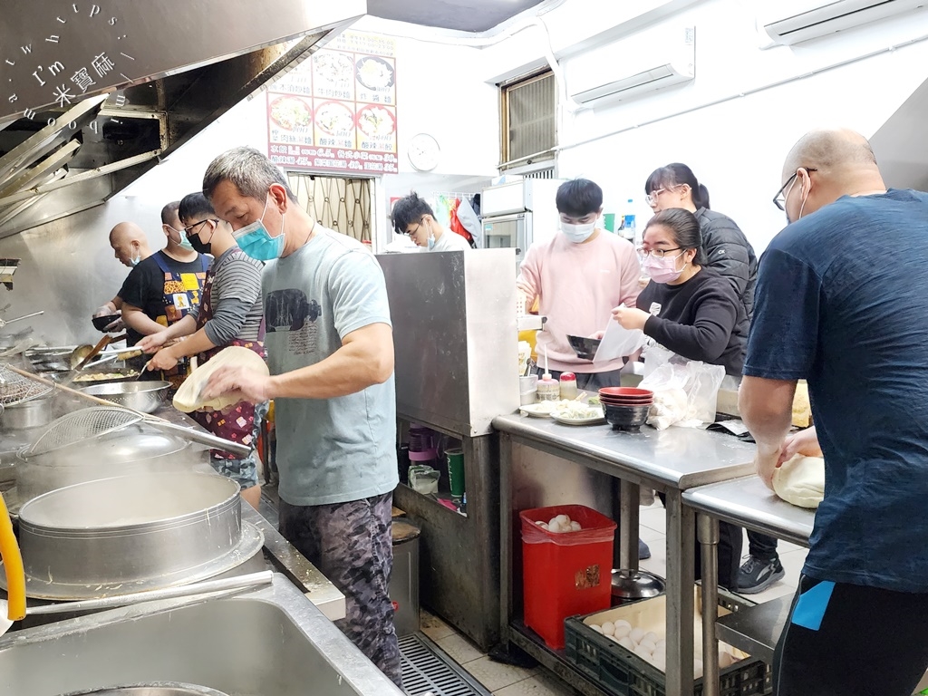 李家麵館刀削麵┃中和興南夜市美食。在地超人氣必吃!現揉現削現煮，招牌木須炒麵一定要吃