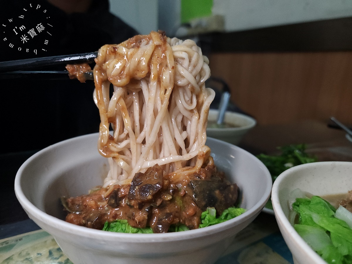 海爺四號乾麵店｜永和美食，麻醬皮蛋麵銷魂上癮！在地人激推的巷弄排隊美食